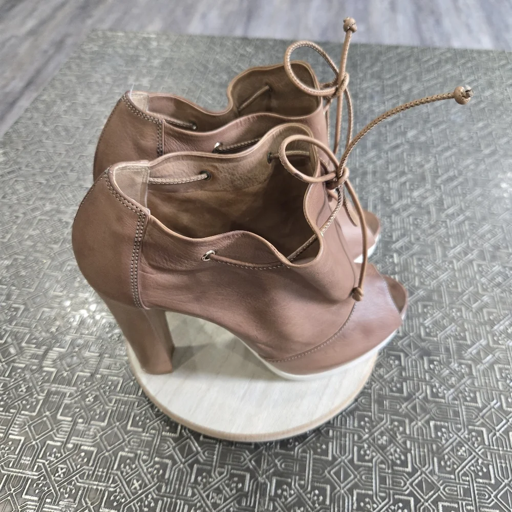 🐢 Fendi Peep Toe Heels 4.5" Soft Leather! Size 38EUR 7.5-8 US - Picture 9 of 17